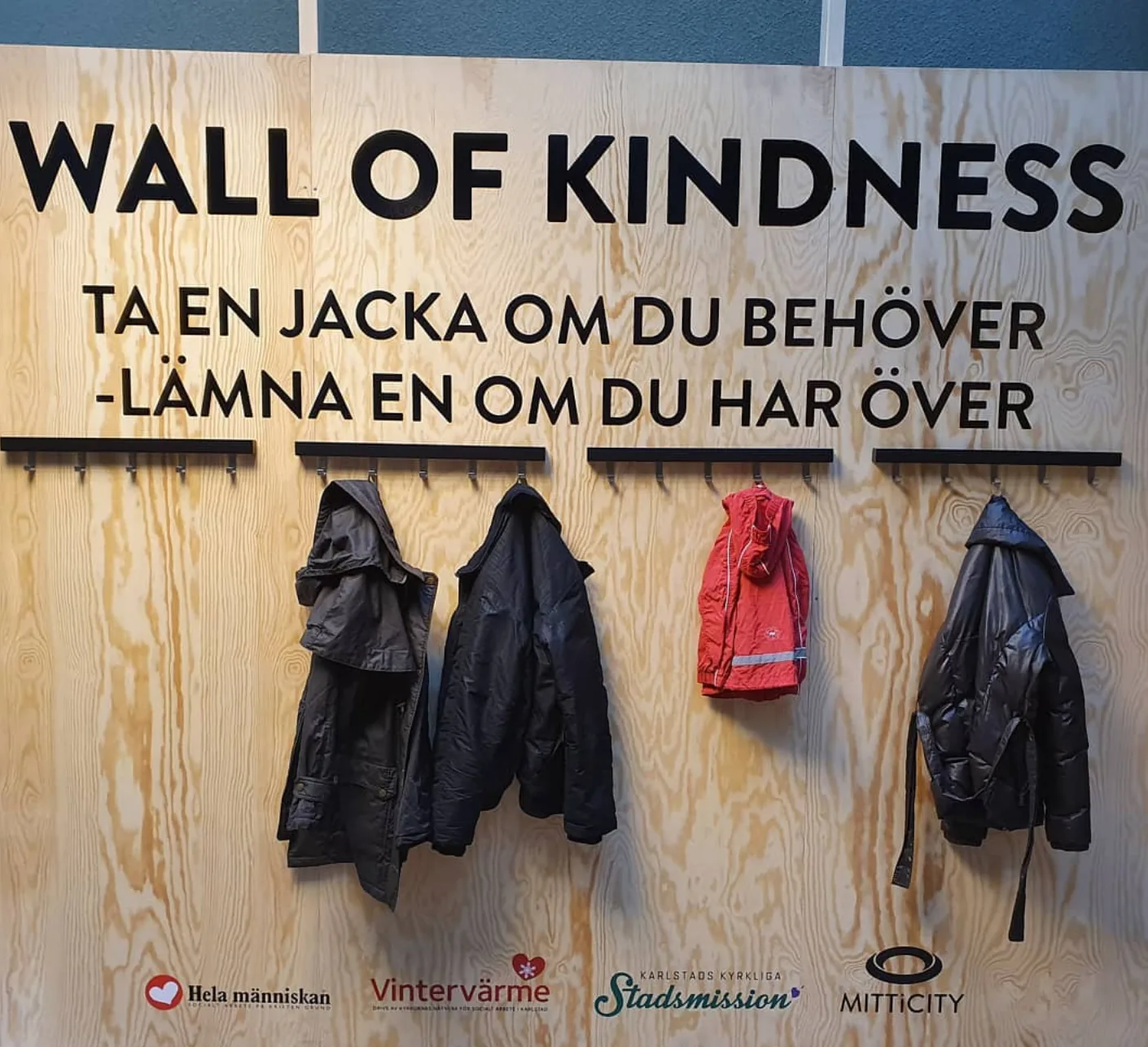 Hyllor med återbrukade föremål i en second hand-verksamhet i Värmland